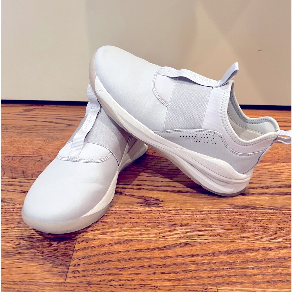 Clove Solo Women’s 8.5 in the color grey